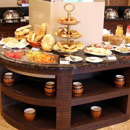 The Retreat Hotel & Convention Centre Mumbai Bagian luar foto