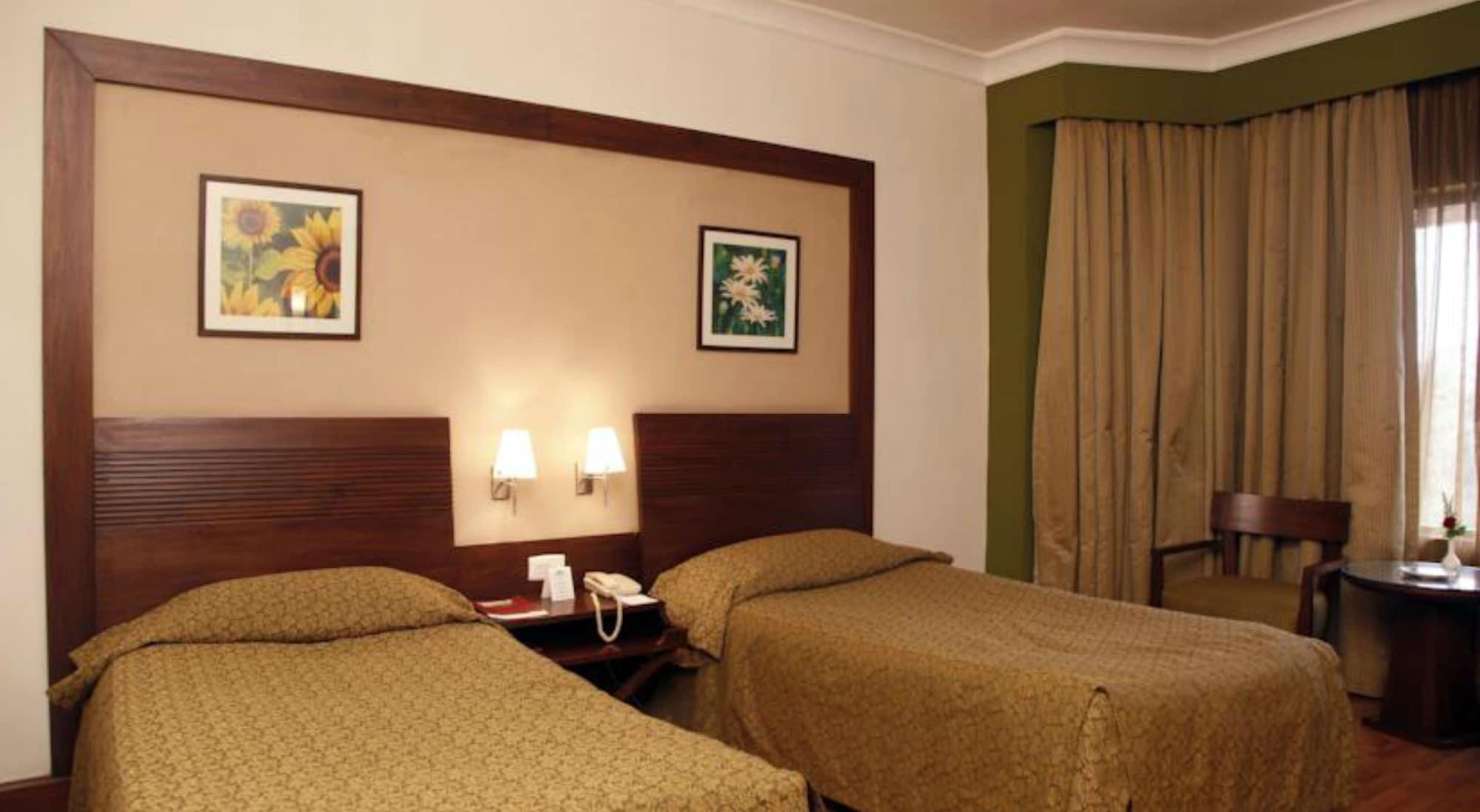 The Retreat Hotel & Convention Centre Mumbai Bagian luar foto