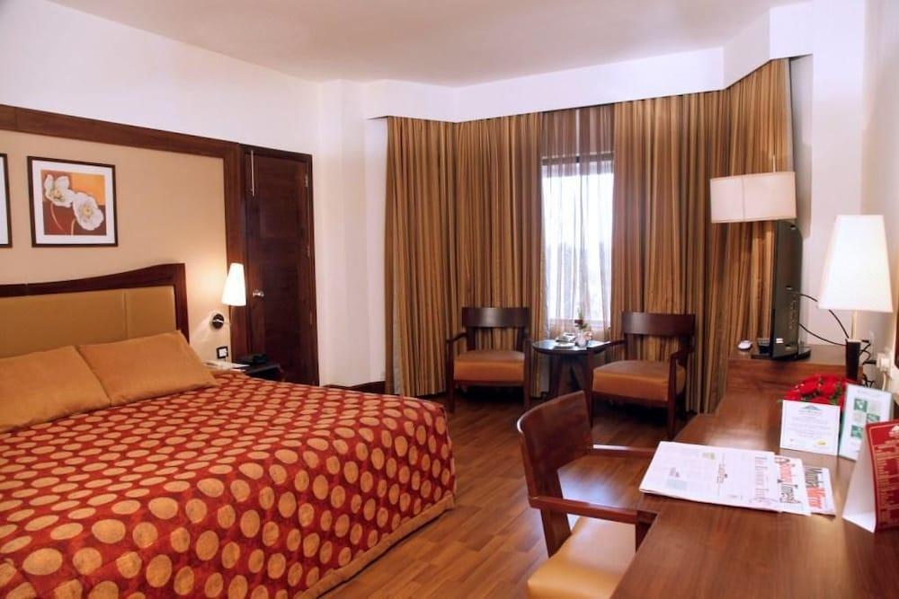 The Retreat Hotel & Convention Centre Mumbai Bagian luar foto
