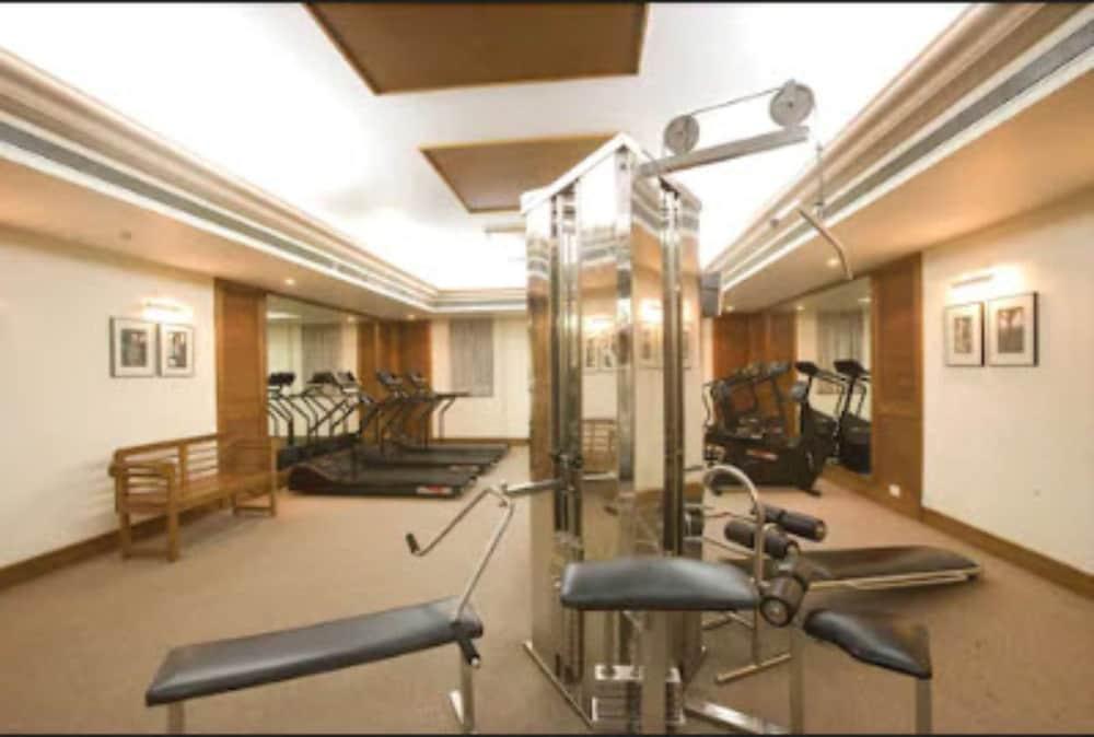 The Retreat Hotel & Convention Centre Mumbai Bagian luar foto