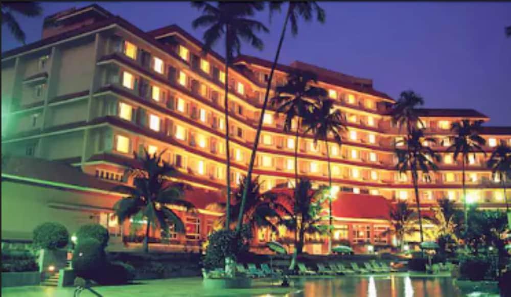 The Retreat Hotel & Convention Centre Mumbai Bagian luar foto