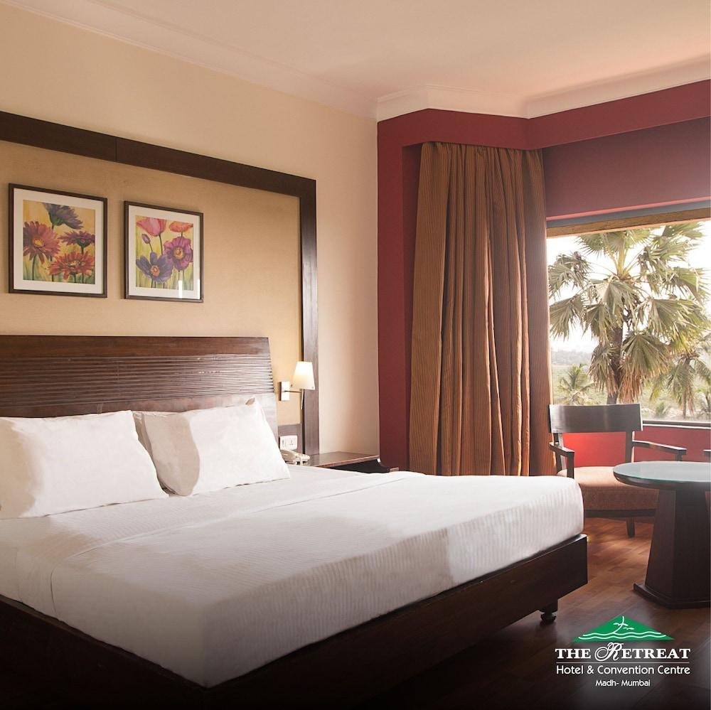 The Retreat Hotel & Convention Centre Mumbai Bagian luar foto