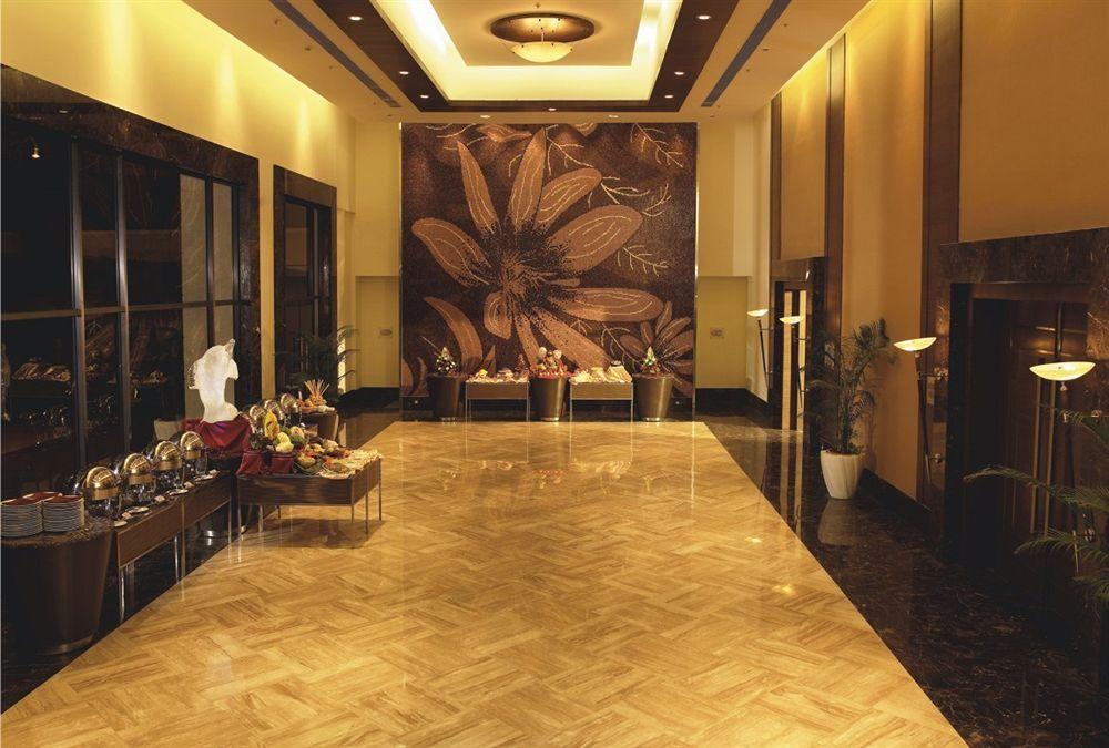 The Retreat Hotel & Convention Centre Mumbai Bagian luar foto