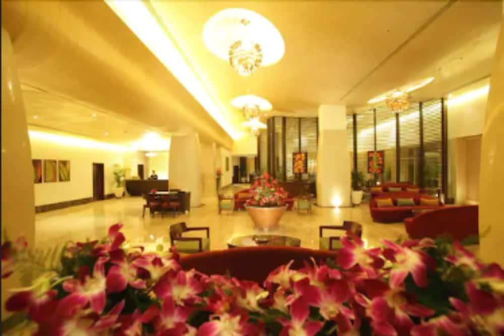 The Retreat Hotel & Convention Centre Mumbai Bagian luar foto