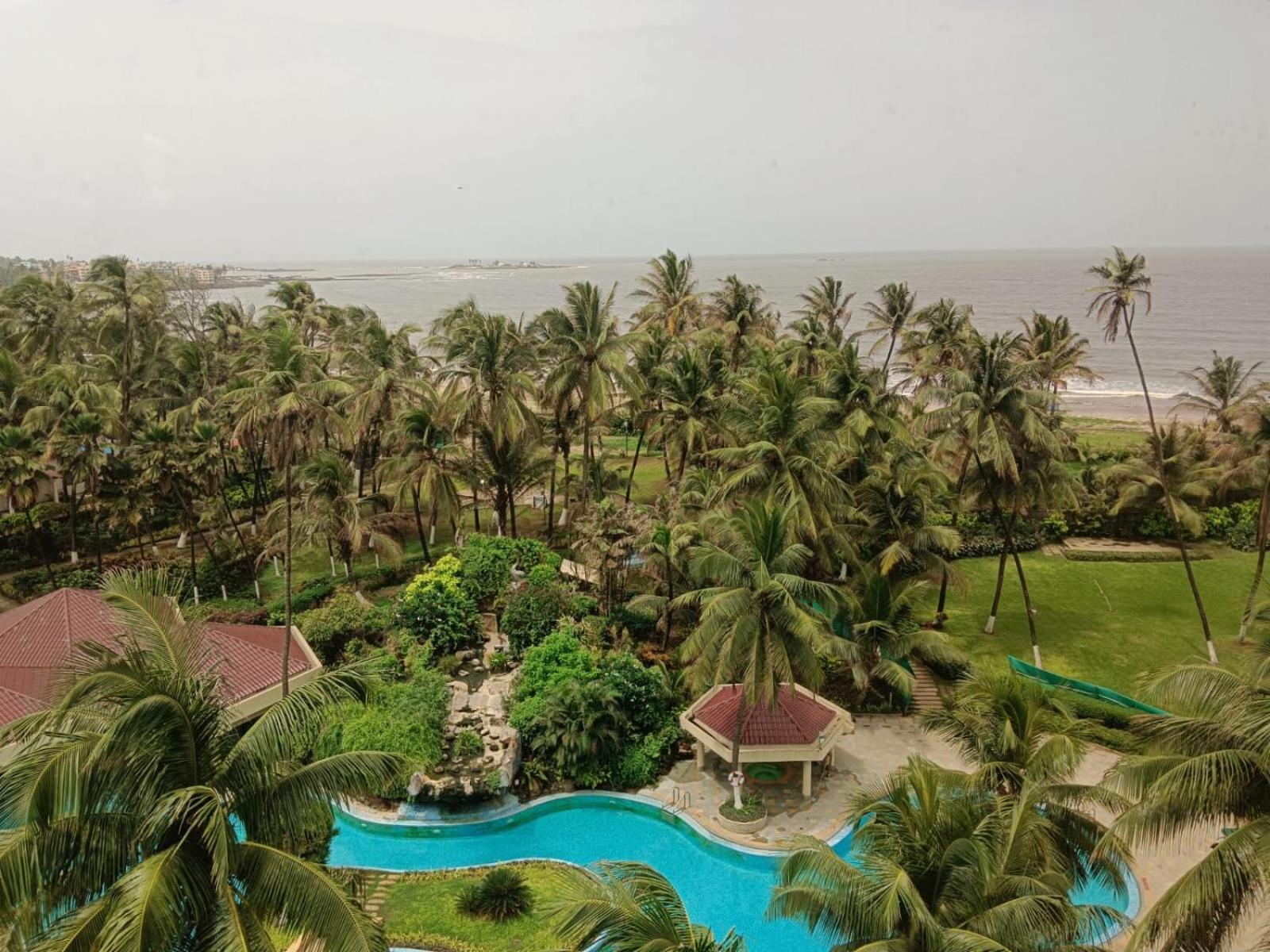 The Retreat Hotel & Convention Centre Mumbai Bagian luar foto