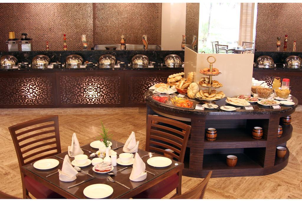 The Retreat Hotel & Convention Centre Mumbai Bagian luar foto