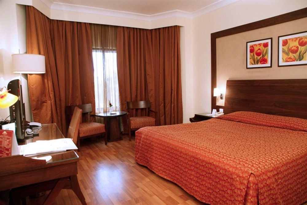 The Retreat Hotel & Convention Centre Mumbai Bagian luar foto