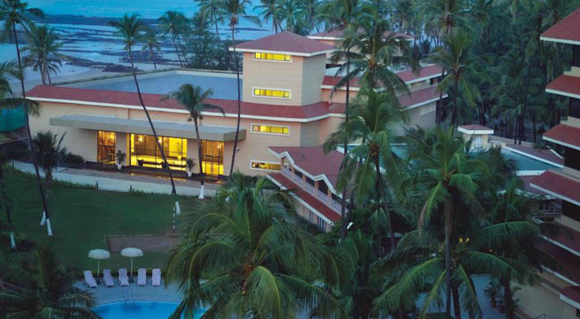 The Retreat Hotel & Convention Centre Mumbai Bagian luar foto