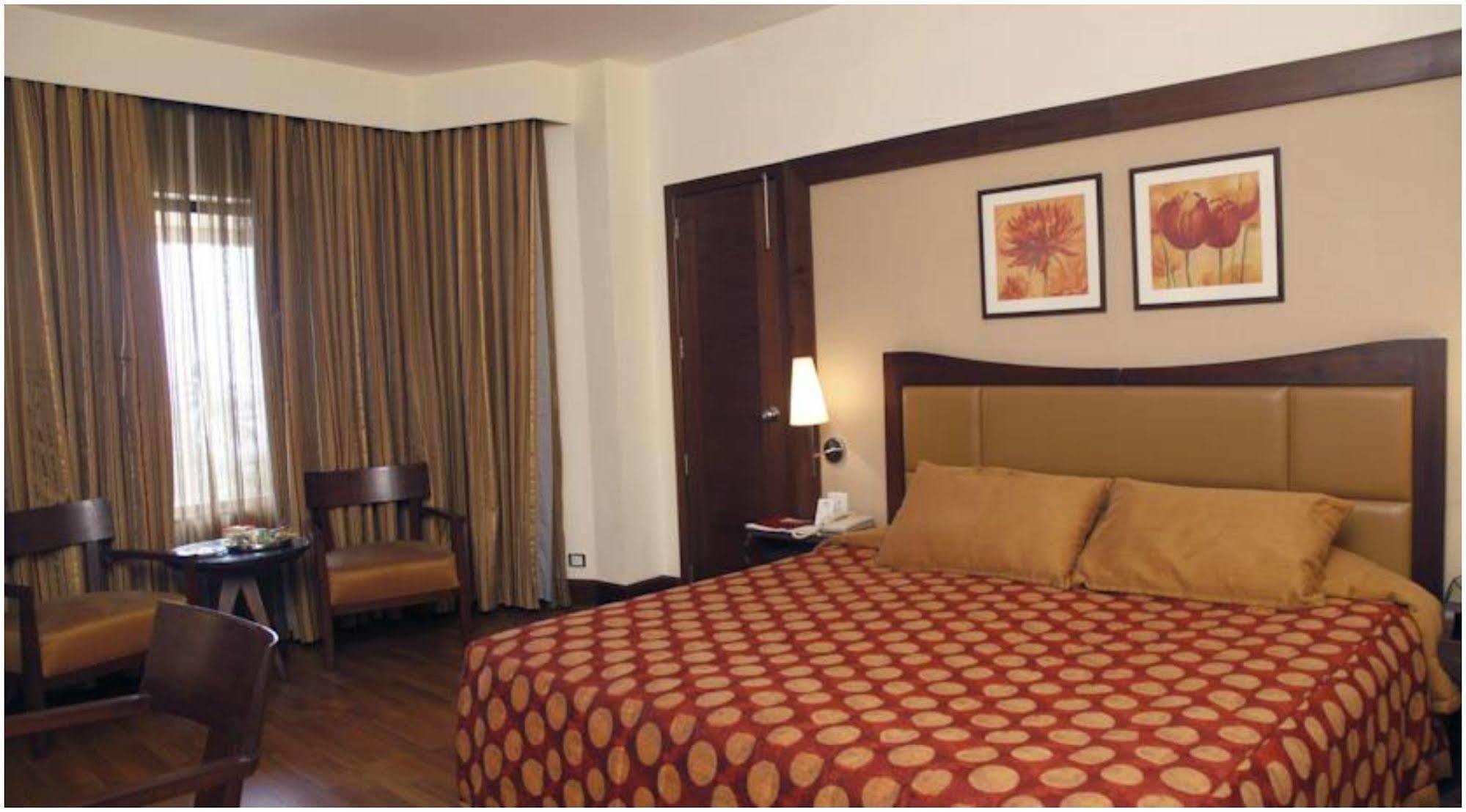 The Retreat Hotel & Convention Centre Mumbai Bagian luar foto