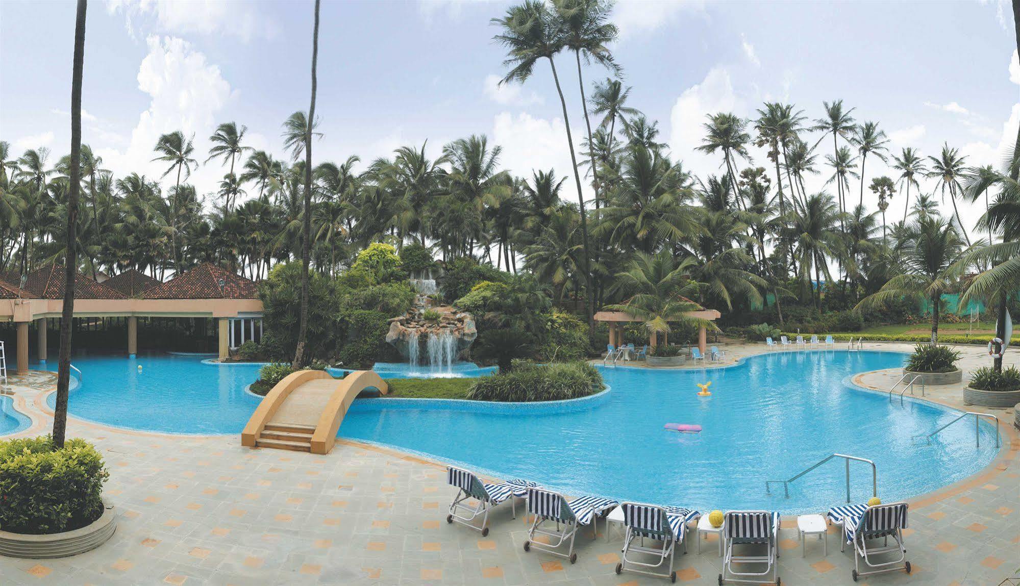 The Retreat Hotel & Convention Centre Mumbai Bagian luar foto