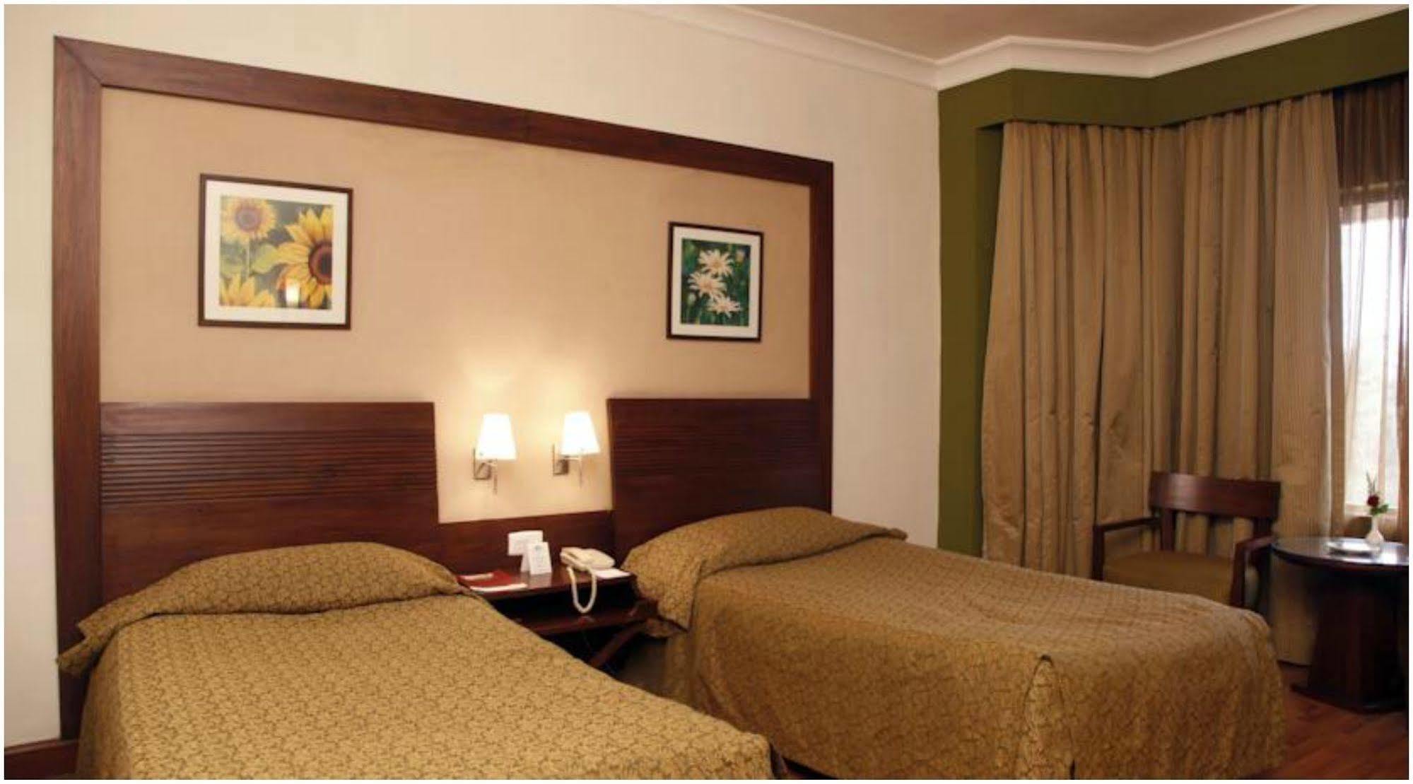 The Retreat Hotel & Convention Centre Mumbai Bagian luar foto