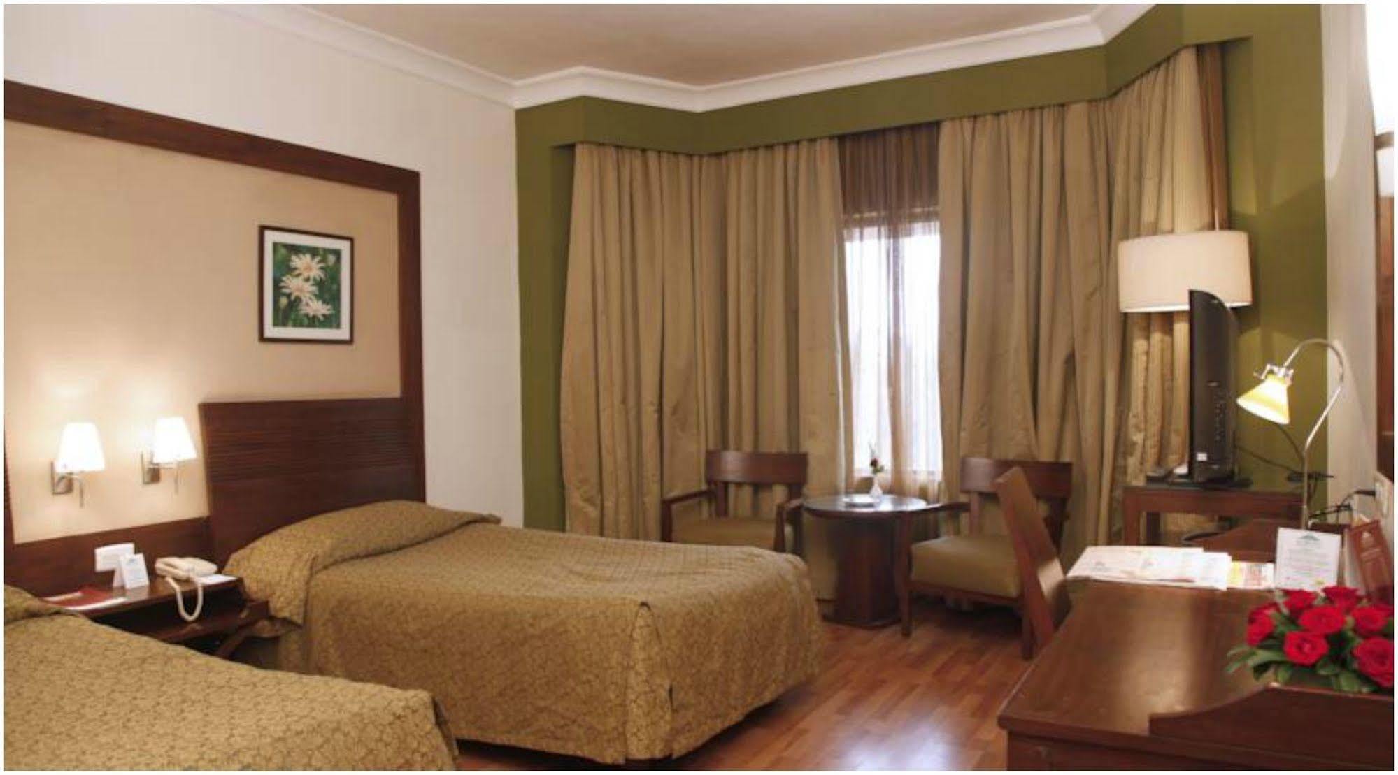 The Retreat Hotel & Convention Centre Mumbai Bagian luar foto
