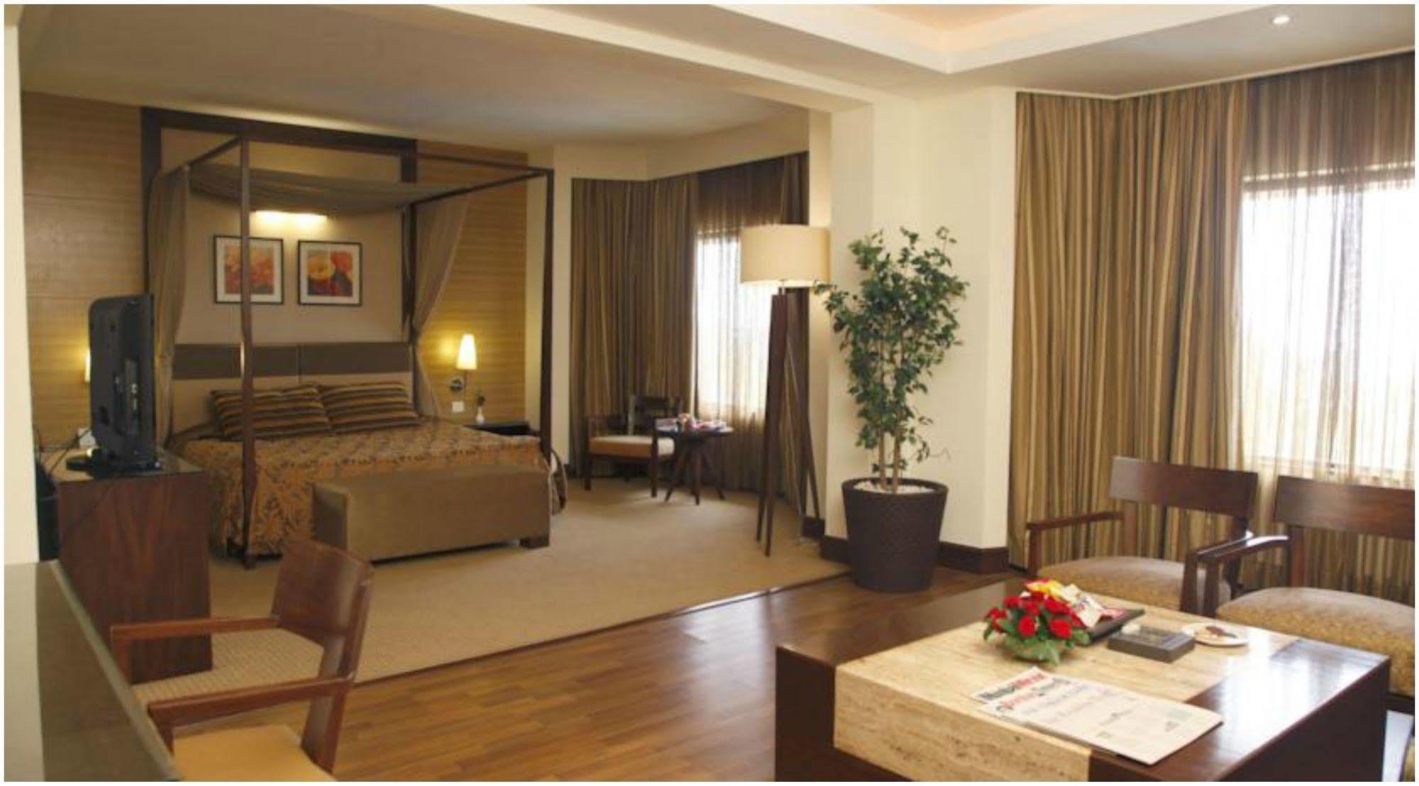 The Retreat Hotel & Convention Centre Mumbai Bagian luar foto