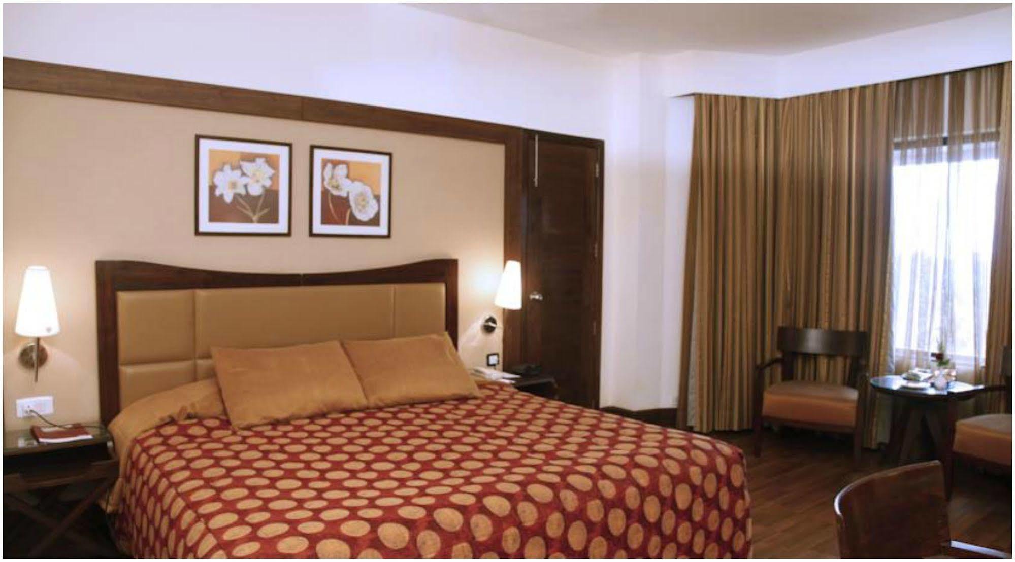 The Retreat Hotel & Convention Centre Mumbai Bagian luar foto