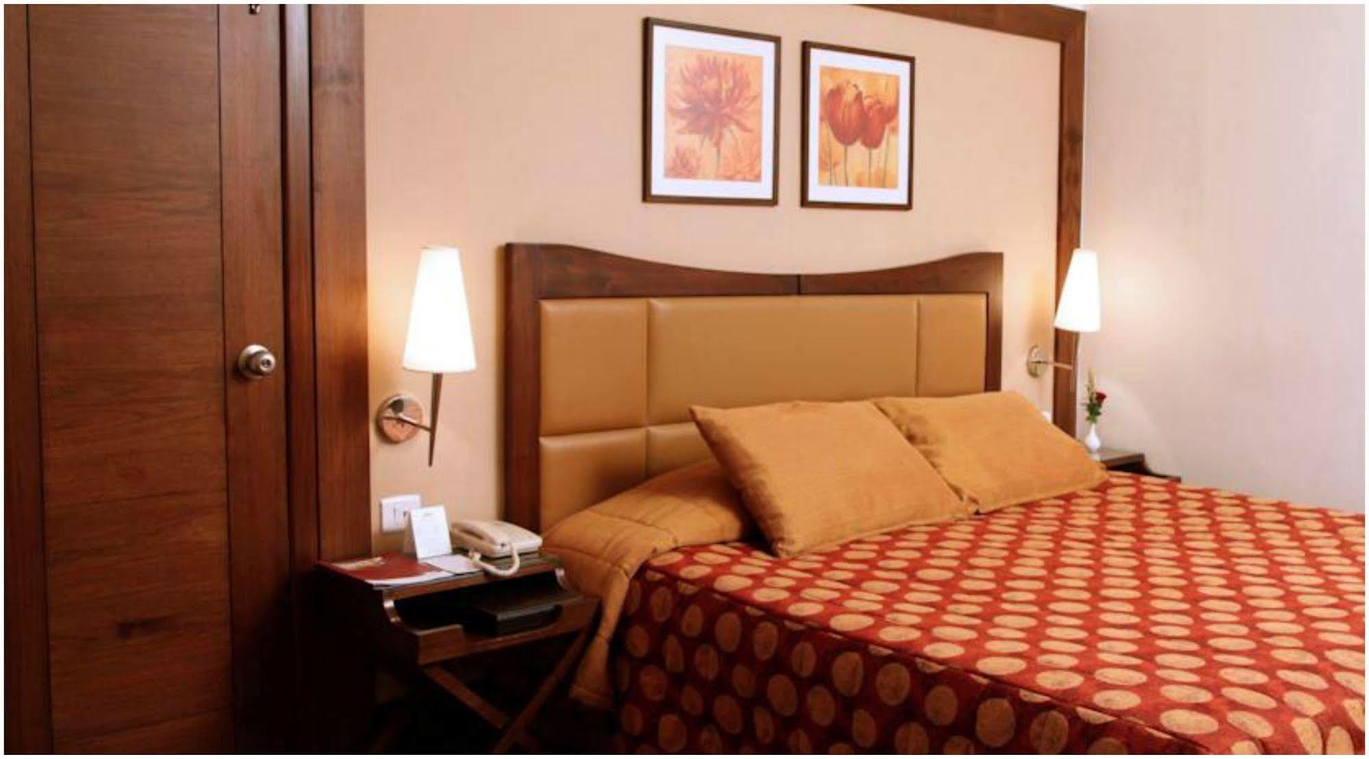 The Retreat Hotel & Convention Centre Mumbai Bagian luar foto