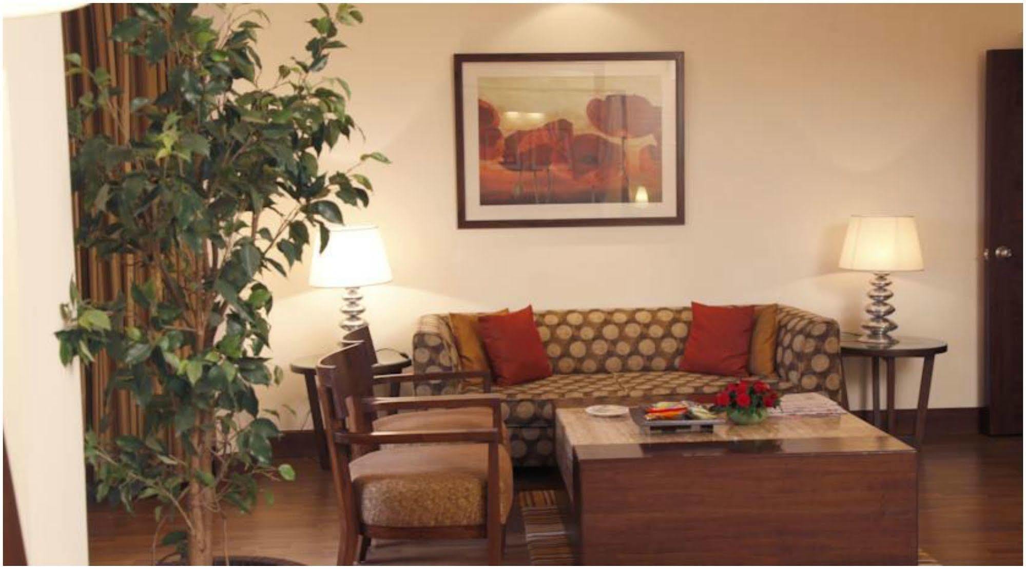 The Retreat Hotel & Convention Centre Mumbai Bagian luar foto