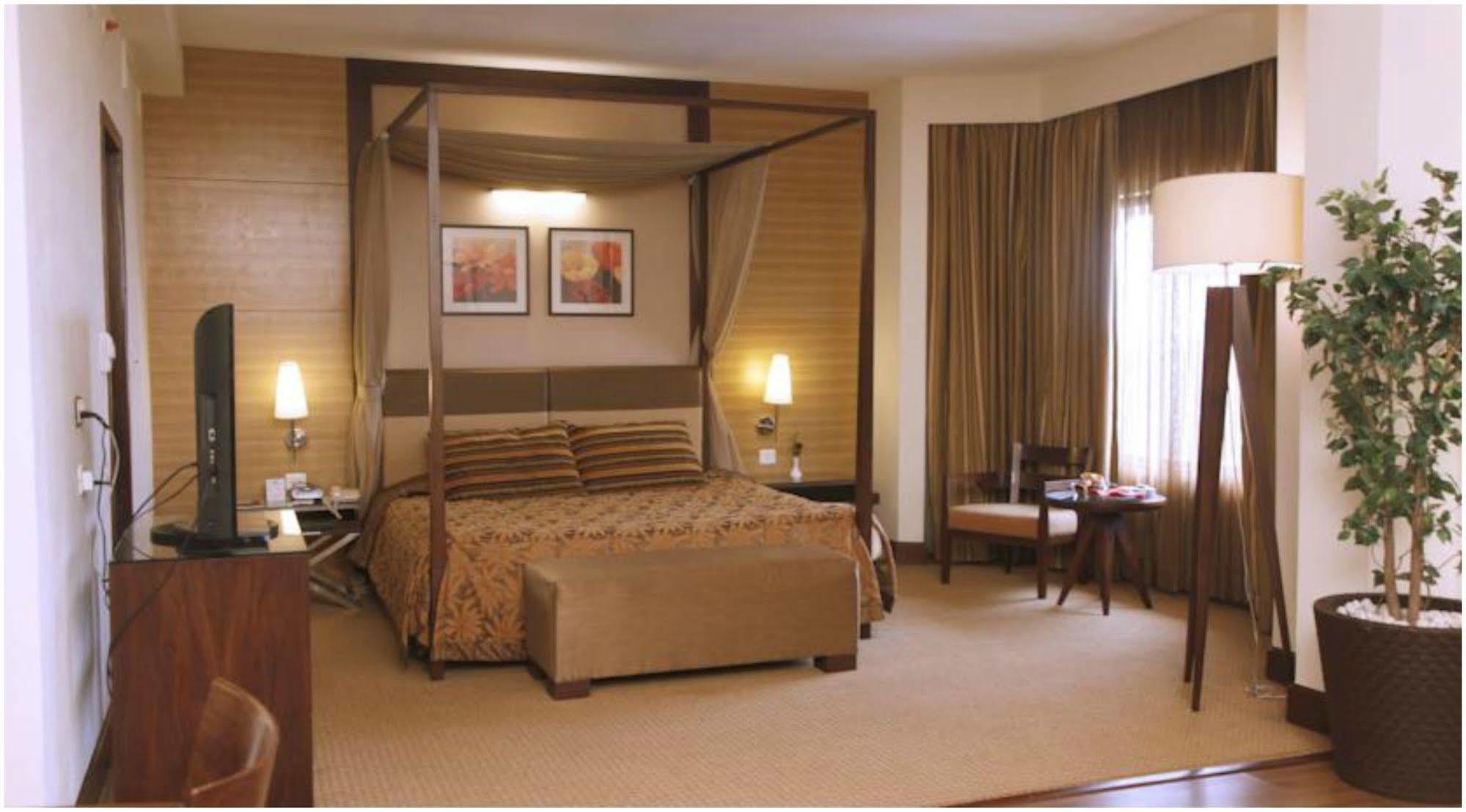 The Retreat Hotel & Convention Centre Mumbai Bagian luar foto