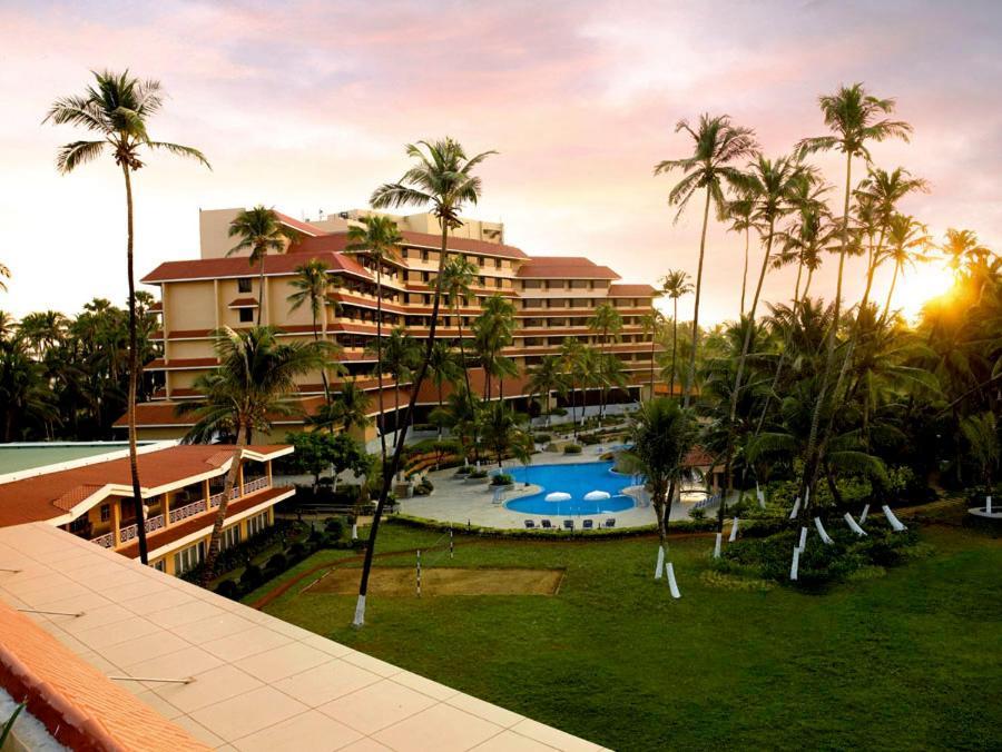 The Retreat Hotel & Convention Centre Mumbai Bagian luar foto