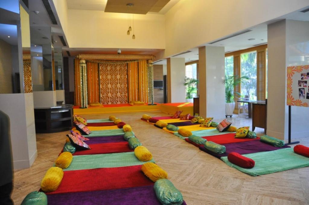The Retreat Hotel & Convention Centre Mumbai Bagian luar foto