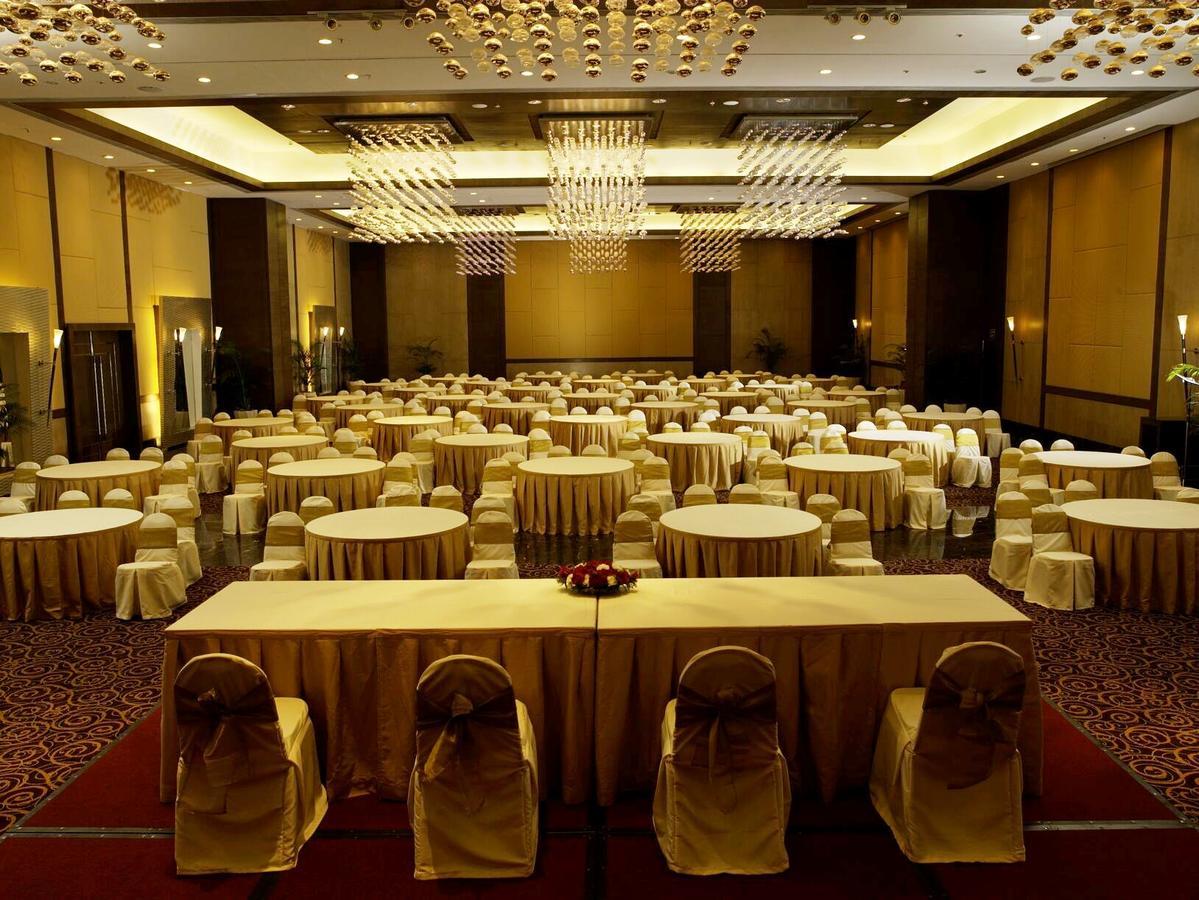 The Retreat Hotel & Convention Centre Mumbai Bagian luar foto