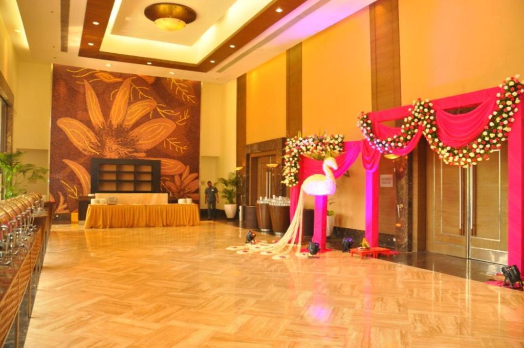 The Retreat Hotel & Convention Centre Mumbai Bagian luar foto
