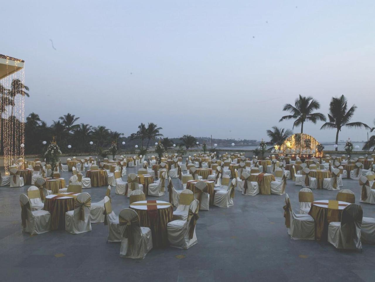 The Retreat Hotel & Convention Centre Mumbai Bagian luar foto