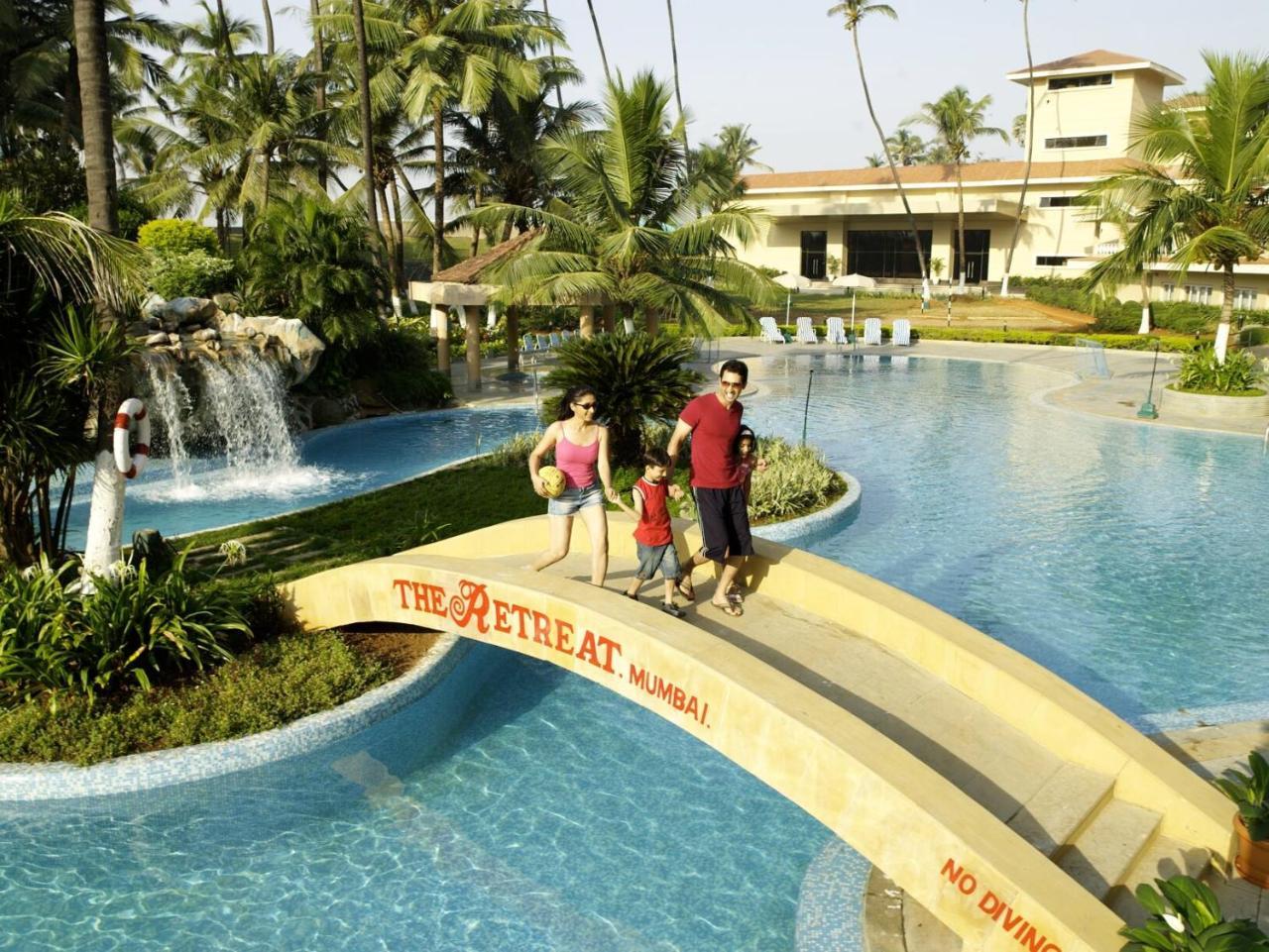 The Retreat Hotel & Convention Centre Mumbai Bagian luar foto