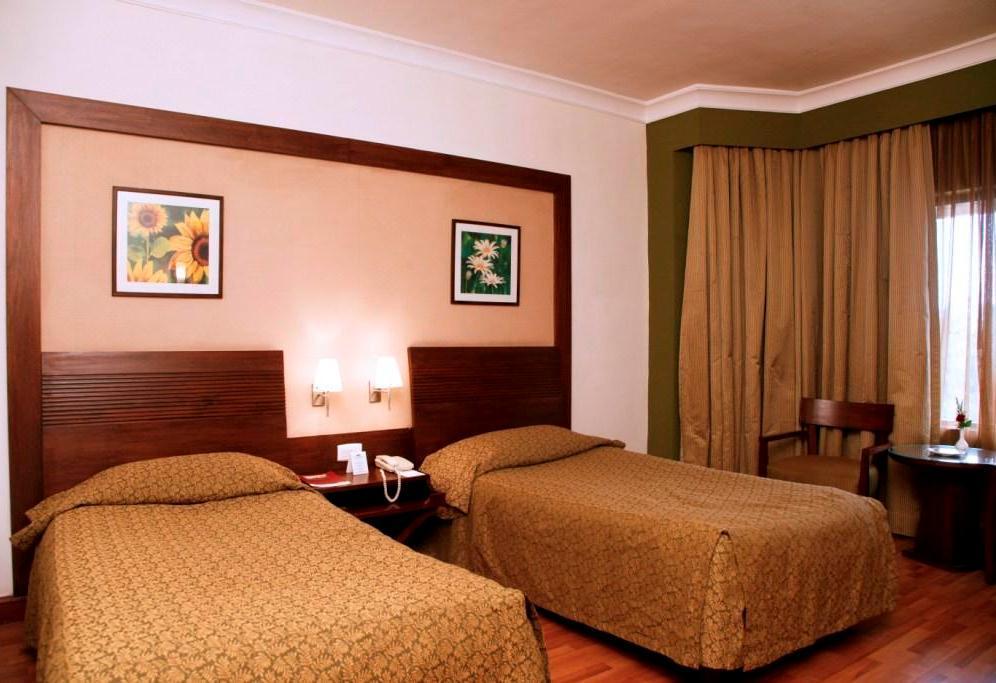 The Retreat Hotel & Convention Centre Mumbai Bagian luar foto