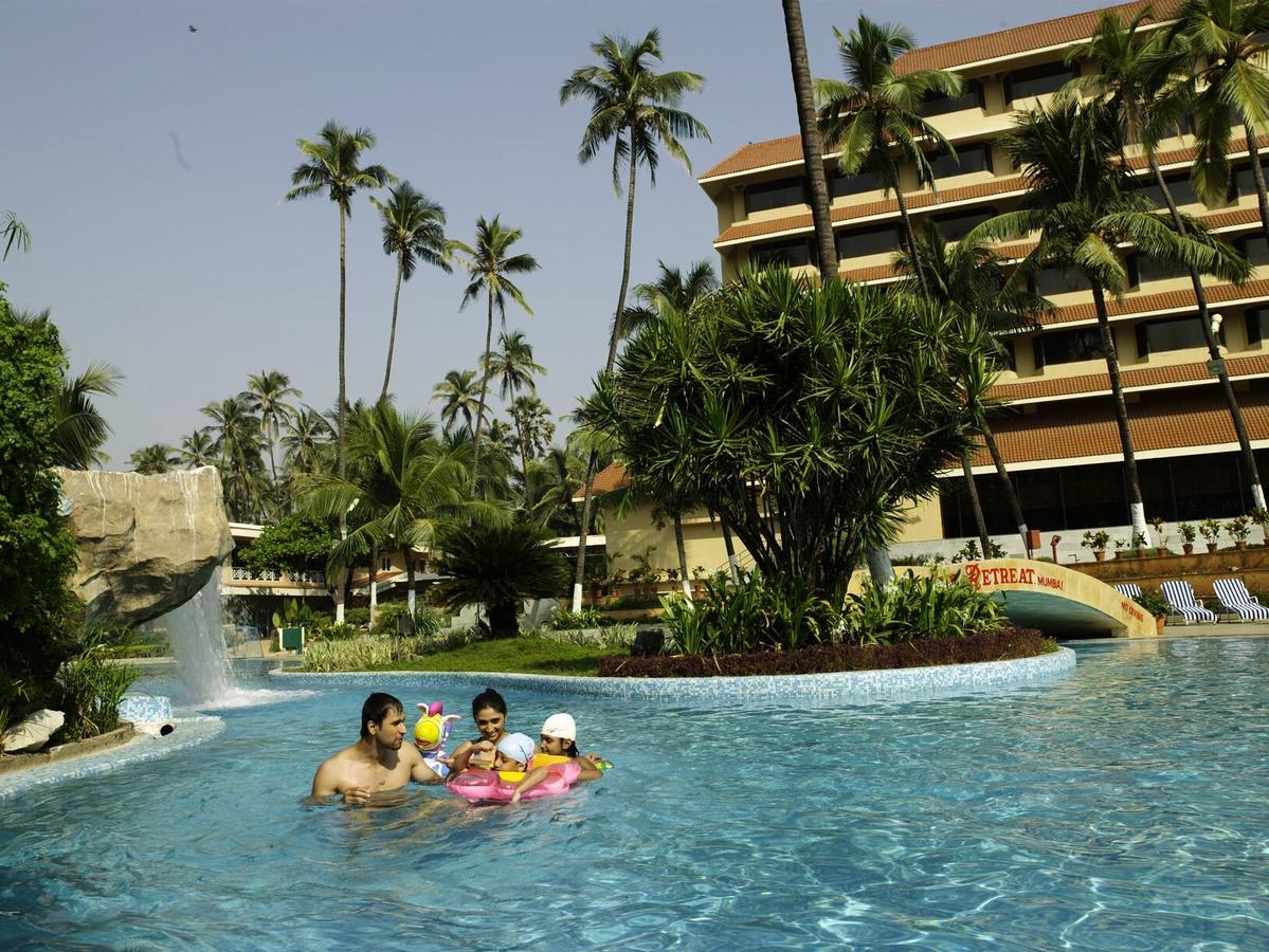 The Retreat Hotel & Convention Centre Mumbai Bagian luar foto