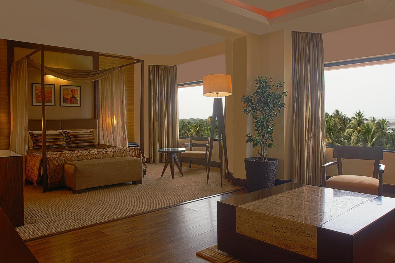 The Retreat Hotel & Convention Centre Mumbai Bagian luar foto